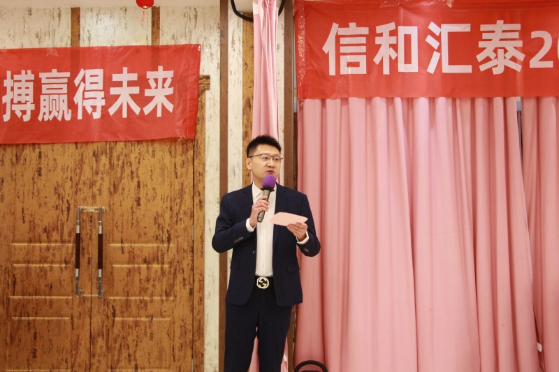 主持人1.JPG